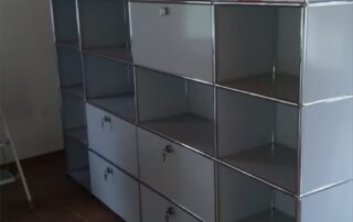 Metall-Regalsystem während des Aufbaus