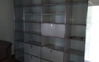 Wieder aufgebautes Metall-Regalsystem nach dem Umzug