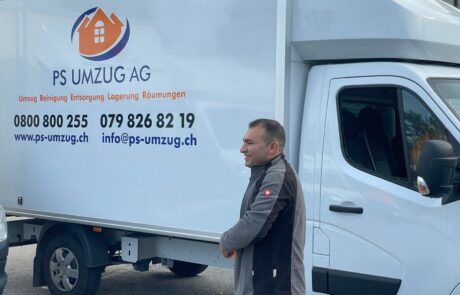 Mitarbeiter der PS Umzug AG vor einem beschrifteten Umzugswagen